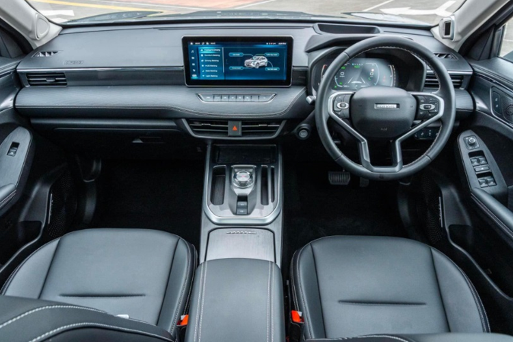 Mở rộng về hai phía của lưới tản nhiệt là cụm đèn pha LED lớn có 3 bóng chiếu sáng hình vuông liền kề nhau, đi cùng với đó là dải đèn định vị ban ngày thanh mảnh được thiết kế giống hình số 7 khá bắt mắt. Phía sau, xe được trang bị cụm đèn hậu LED có thiết kế tương tự như đầu xe, đi cùng cản sau được ốp mạ crom sáng bóng.