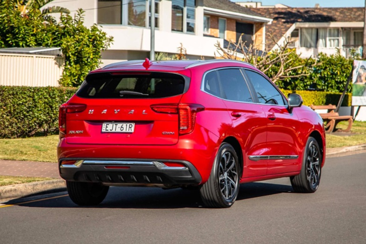 Cung cấp sức mạnh cho Haval Jolion tại Việt Nam là hệ truyền động hybrid với sự kết hợp của máy xăng 1.5L với mô tơ điện cho tổng công suất 190 mã lực, mô-men xoắn 375 Nm. Sức mạnh này kết hợp cùng hộp số 7 cấp ly hợp kép và dẫn động cầu trước. Mức tiêu thụ nhiên liệu được hãng công bố là khoảng 4,2 lít/100 km.