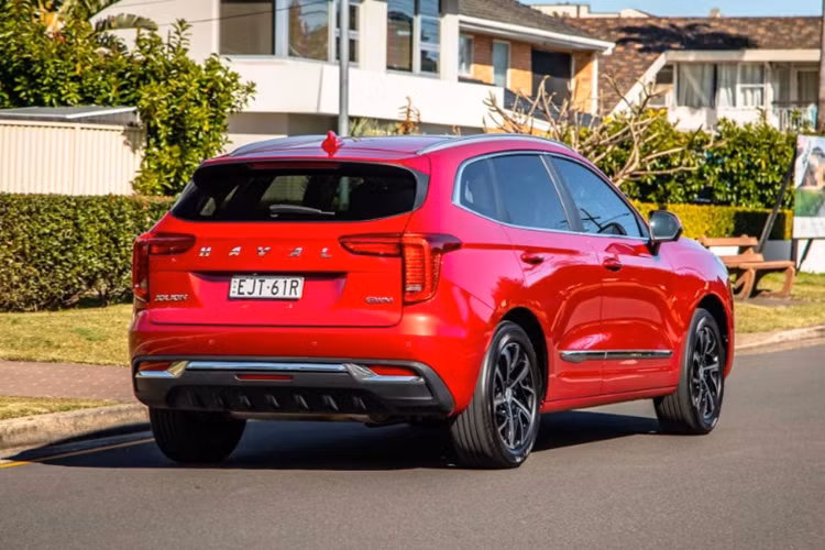 Cung cấp sức mạnh cho Haval Jolion tại Việt Nam là hệ truyền động hybrid với sự kết hợp của máy xăng 1.5L với mô tơ điện cho tổng công suất 190 mã lực, mô-men xoắn 375 Nm. Sức mạnh này kết hợp cùng hộp số 7 cấp ly hợp kép và dẫn động cầu trước. Mức tiêu thụ nhiên liệu được hãng công bố là khoảng 4,2 lít/100 km.