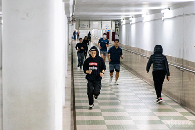 Những người tập thể dục mặc trang phục vừa phải, không kín mít như người đi ngoài đường. Rét đậm rét hại khiến hầm đi bộ Ngã Tư Sở trở nên đông đúc hơn ngày thường với người đi bộ, thanh niên chạy, nhảy dây và hít đất…