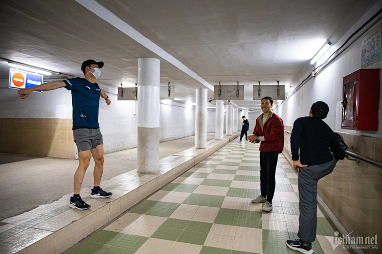 Nguyễn Lam Trường (Đại học Thủy Lợi) đã duy trì thói quen xuống dưới hầm tập từ khi Hà Nội mới vào mùa đông. "Phía trên đường xá đang xây dựng nhiều và bụi nên em xuống dưới hầm đi bộ.