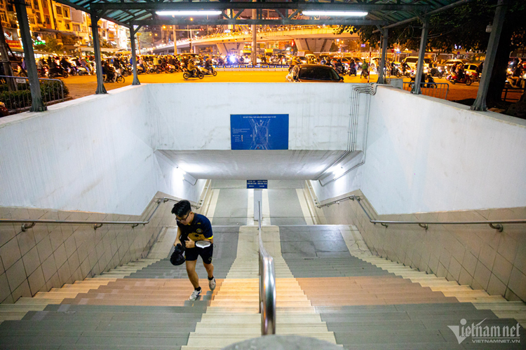 Theo Trung tâm dự báo khí tượng thủy văn quốc gia, vài hôm trở lại đây, không khí lạnh mạnh tăng cường đã tràn khắp Bắc Bộ, Bắc và Trung đến Nam Trung Bộ. Mức nhiệt nhiều nơi ở miền Bắc, Thanh Hóa và Nghệ An đã xuống thấp nhất dưới 10 độ, vùng núi như Mẫu Sơn (Lạng Sơn) dưới 0 độ và đặc biệt một số nơi khu vực vùng núi cao phía Bắc đã xuất hiện băng giá.