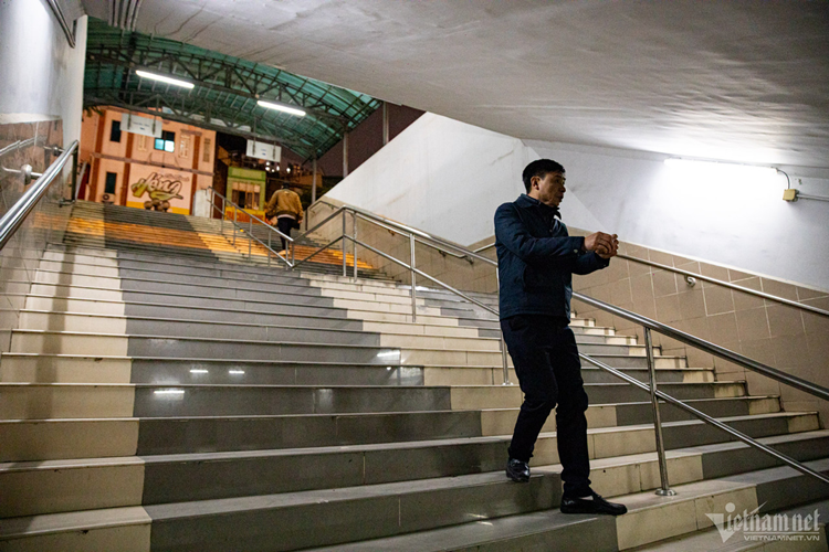 Mấy ngày nay, khi nhiệt độ tại Hà Nội giảm sâu xuống dưới 10 độ C, rất đông người dân xuống hầm tập thể dục tránh rét.