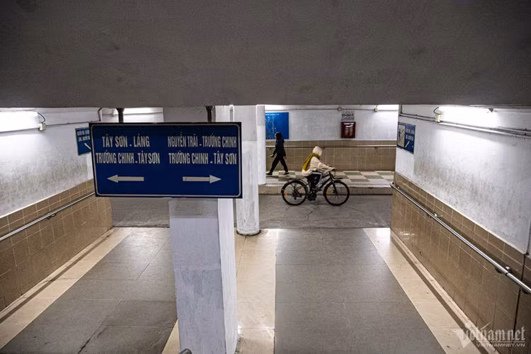 Hầm bộ hành lớn nhất Hà Nội nằm ở khu vực Ngã Tư Sở, quận Đống Đa, nơi người dân có thể lưu thông qua các hướng đường Trường Chinh, Láng, Tây Sơn và Nguyễn Trãi.