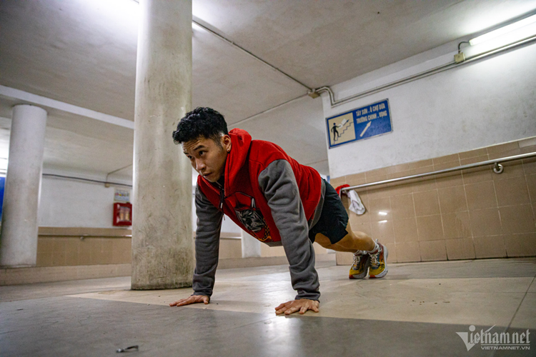 Anh Đinh Trung Hiếu (quận Đống Đa) cũng chọn hầm đi bộ Ngã Tư Sở để tập luyện. Không chỉ trong đợt lạnh này mà đã từ nhiều năm qua anh vẫn duy trì thói quen này. "Hôm nay tuy trời lạnh những vẫn có khá đông người dân tập thể dục. Cứ vào tầm chiều tối mọi người xuống hầm rất nhộn nhịp”, anh Hiếu cho biết.