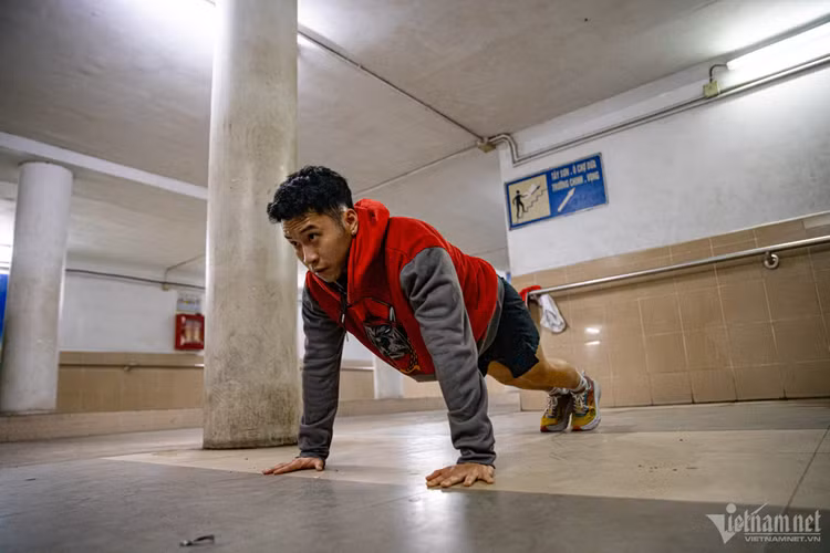 Anh Đinh Trung Hiếu (quận Đống Đa) cũng chọn hầm đi bộ Ngã Tư Sở để tập luyện. Không chỉ trong đợt lạnh này mà đã từ nhiều năm qua anh vẫn duy trì thói quen này. "Hôm nay tuy trời lạnh những vẫn có khá đông người dân tập thể dục. Cứ vào tầm chiều tối mọi người xuống hầm rất nhộn nhịp”, anh Hiếu cho biết.