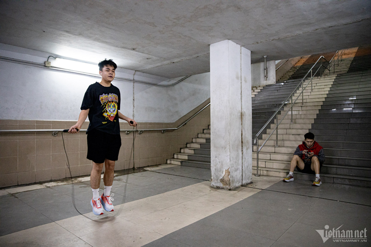 Những ngày trời lạnh, ở đây ấm hơn nhiều, cảm giác rất thoải mái”, Trường nói. Hôm nay nam sinh viên đặt mục tiêu chạy 20 vòng trong hầm đi bộ và 1.400 lần nhảy dây.