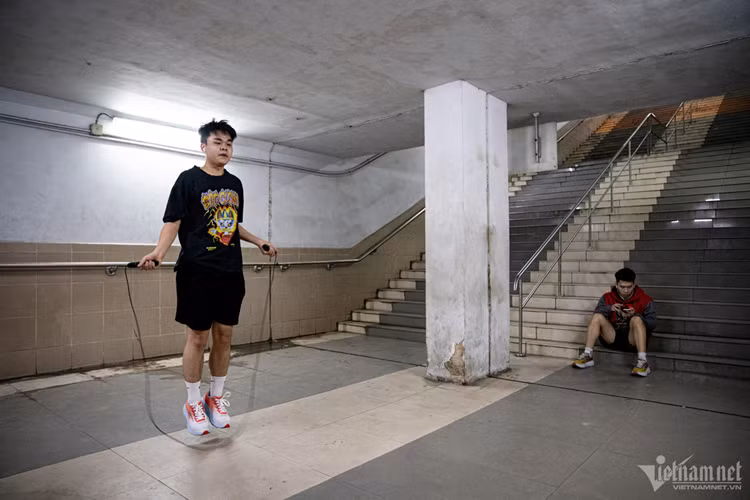 Những ngày trời lạnh, ở đây ấm hơn nhiều, cảm giác rất thoải mái”, Trường nói. Hôm nay nam sinh viên đặt mục tiêu chạy 20 vòng trong hầm đi bộ và 1.400 lần nhảy dây.