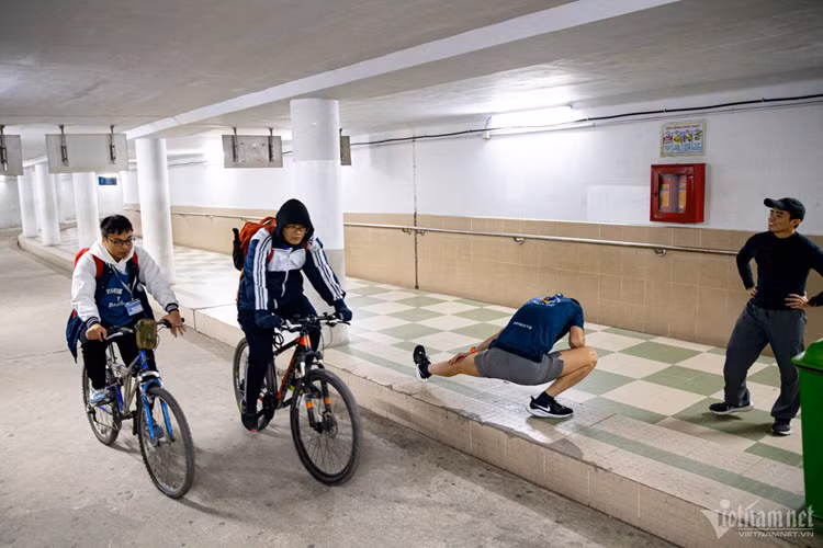 Anh Nguyễn Chí Kiệm (trái), một vận động viên chạy marathon nghiệp dư hôm nay bất ngờ gặp bạn của mình cùng xuống hầm thể dục. “Mới xuống tôi đã gặp 3 anh em đều chọn hầm đi bộ để chạy mà không hề hẹn trước.