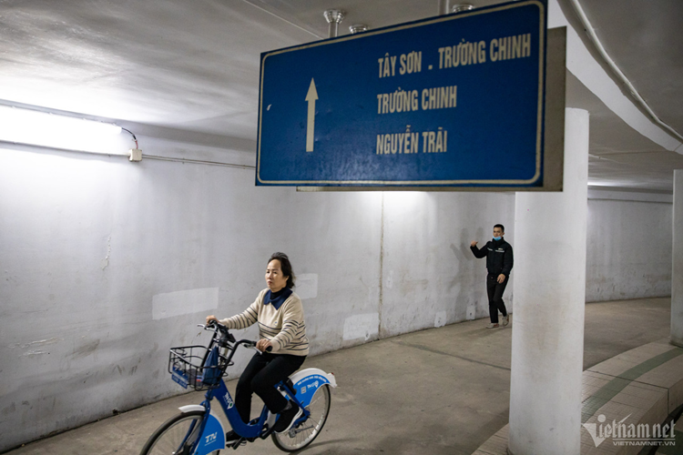 Nút giao Ngã Tư Sở vào giờ cao điểm luôn xảy ra tình trạng ùn tắc giao thông. Nhiều người còn đi xe đạp xuống hầm bộ hành để mong thoát nhanh khỏi khu vực ùn ứ.