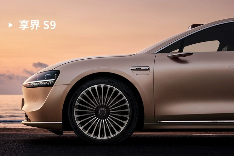 Không chỉ có ngoại thất giống Luxeed S7 mà nội thất của Stalato S9 cũng nhiều điểm tương đồng. Theo đó, xe được trang bị một màn hình điều khiển trung tâm lớn nằm ngang chạy hệ điều hành HarmonyOS 4 cùng với đế sạc điện thoại không dây kép 50W. Cabin trang nhã khi được ốp gỗ và dùng chất liệu da.