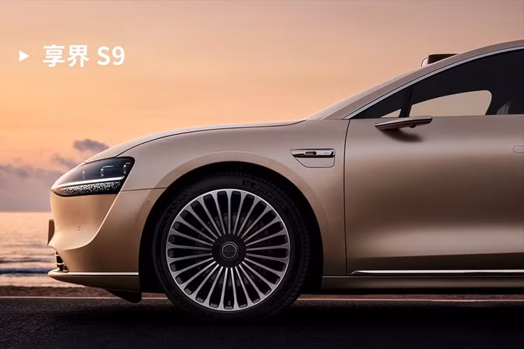 Không chỉ có ngoại thất giống Luxeed S7 mà nội thất của Stalato S9 cũng nhiều điểm tương đồng. Theo đó, xe được trang bị một màn hình điều khiển trung tâm lớn nằm ngang chạy hệ điều hành HarmonyOS 4 cùng với đế sạc điện thoại không dây kép 50W. Cabin trang nhã khi được ốp gỗ và dùng chất liệu da.