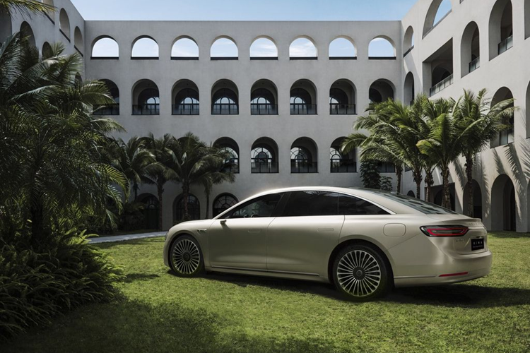 Thứ hai là phiên bản động cơ kép, bổ sung thêm động cơ YS210XYA03 cũng của Huawei vào trục trước, động cơ này có công suất 211 mã lực. Pin được cho là NCM nhưng dung lượng của các phiên bản vẫn chưa được tiết lộ.