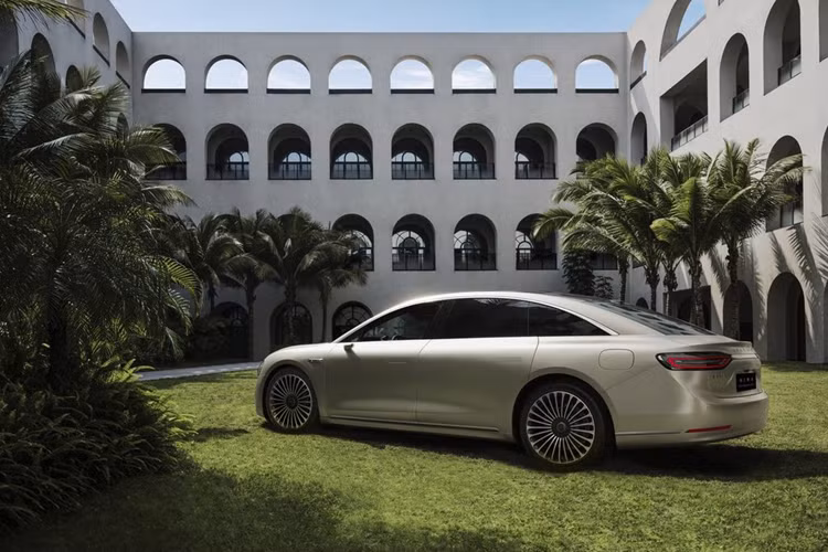 Thứ hai là phiên bản động cơ kép, bổ sung thêm động cơ YS210XYA03 cũng của Huawei vào trục trước, động cơ này có công suất 211 mã lực. Pin được cho là NCM nhưng dung lượng của các phiên bản vẫn chưa được tiết lộ.