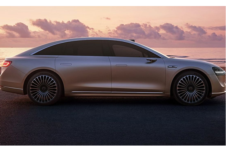 Với số đo này Stelato S9 khi có mặt trên thị trường cạnh tranh với các phiên bản trục cơ sở dài của BMW 5-Series, Mercedes E-Class và Audi A6L.