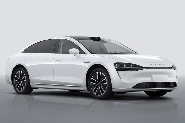 Về kích thước, mẫu xe sedan điện Stelato S9 có chiều dài 5.160 mm, chiều rộng 1.987 mm, chiều cao 1.486 mm và chiều dài cơ sở 3.050 mm. So với xe điện của các thương hiệu khác, Stelato S9 dài hơn Tesla Model S 180 mm nhưng ngắn hơn 63 mm so với Mercedes -Benz EQS sedan và ngắn hơn 231 mm so với BMW i7.