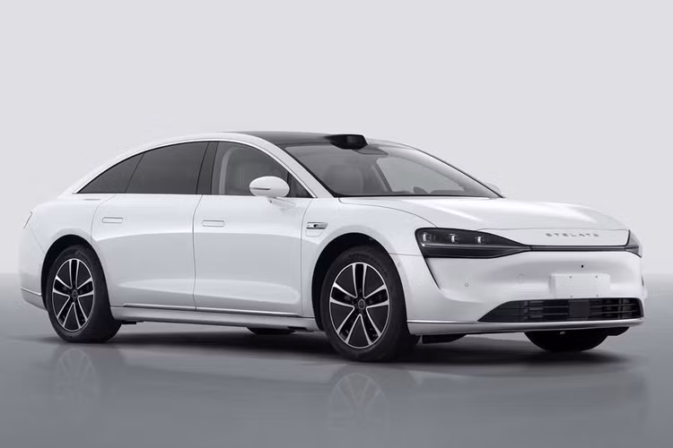 Về kích thước, mẫu xe sedan điện Stelato S9 có chiều dài 5.160 mm, chiều rộng 1.987 mm, chiều cao 1.486 mm và chiều dài cơ sở 3.050 mm. So với xe điện của các thương hiệu khác, Stelato S9 dài hơn Tesla Model S 180 mm nhưng ngắn hơn 63 mm so với Mercedes -Benz EQS sedan và ngắn hơn 231 mm so với BMW i7.