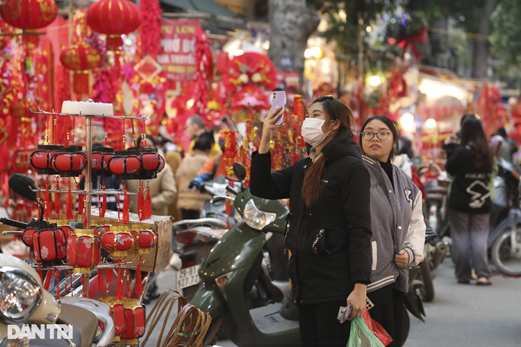 Các loại pháo trang trí xuất hiện khá nhiều, có cả âm thanh đì đoàng (âm thanh điện) khiến người nghe thấy giật mình nhớ về năm tháng xưa. Chợ hoa phố cổ dù chưa chính thức khai mạc song hoa đã tràn ngập trên đường phố. Những người dân đi mua sắm tại chợ Tết và tự chụp cho mình những tấm hình lưu niệm ngày xuân. Những mô hình trang trí Tết ngày càng đa dạng, không chỉ là chữ hoặc hình riêng biệt các mẫu mã trang trí Tết còn được kết hợp lại trong một sản phẩm.