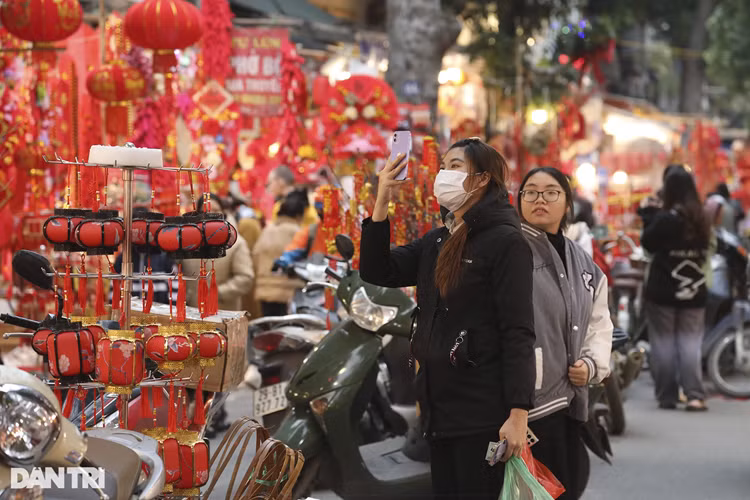 Các loại pháo trang trí xuất hiện khá nhiều, có cả âm thanh đì đoàng (âm thanh điện) khiến người nghe thấy giật mình nhớ về năm tháng xưa. Chợ hoa phố cổ dù chưa chính thức khai mạc song hoa đã tràn ngập trên đường phố. Những người dân đi mua sắm tại chợ Tết và tự chụp cho mình những tấm hình lưu niệm ngày xuân. Những mô hình trang trí Tết ngày càng đa dạng, không chỉ là chữ hoặc hình riêng biệt các mẫu mã trang trí Tết còn được kết hợp lại trong một sản phẩm.