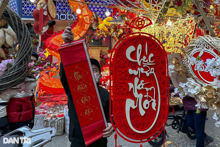 Đồ trang trí Tết mỗi năm lại thay đổi, mẫu mã đa dạng, màu sắc bắt mắt. Chữ "Chúc mừng năm mới" đã được cách điệu và được thiết kế trên mọi loại chất liệu cũng như mẫu mã. Đây là cụm chữ được ưa chuộng nhất dịp Tết Nguyên đán.