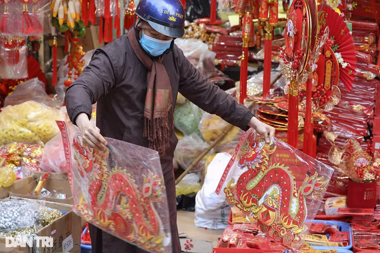 Tết Nguyên đán 2024 là năm Giáp Thìn (con rồng), chợ Hàng Mã tràn ngập biểu tượng hình rồng đây là thứ đồ bán chạy bậc nhất trong các mặt hàng trang trí Tết Giáp Thìn. 