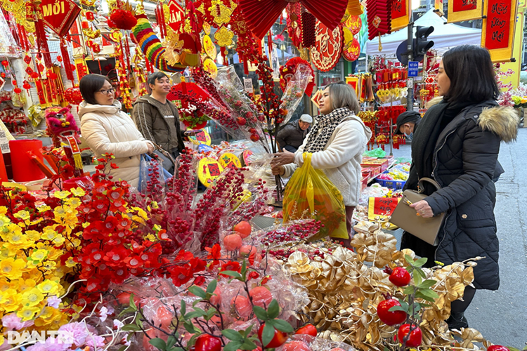 Người dân đến chợ không chỉ mua sắm đồ trang trí, nơi đây còn là điểm đến để cảm nhận không khí Tết cổ truyền. Đèn lồng được vận chuyển liên tục về các cửa hàng, đây là mặt hàng mới được ưa chuộng vài năm trở lại đây.