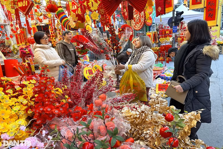 Người dân đến chợ không chỉ mua sắm đồ trang trí, nơi đây còn là điểm đến để cảm nhận không khí Tết cổ truyền. Đèn lồng được vận chuyển liên tục về các cửa hàng, đây là mặt hàng mới được ưa chuộng vài năm trở lại đây.