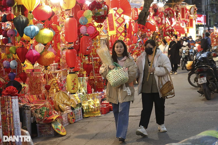 Đèn lồng được vận chuyển liên tục về các cửa hàng, đây là mặt hàng mới được ưa chuộng vài năm trở lại đây. Một cửa hàng chuyên bán đèn lồng tại phố Hàng Rươi.