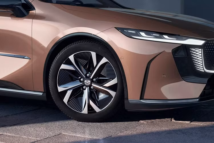 Về nội thất, bên trong khoang cabin của Mazda EZ-6 được thiết kế tối giản nhưng vẫn rất hiện đại với hầu hết các nút điều khiển được tích hợp vào màn hình cảm ứng kích thước 14,6 inch đặt giữa mặt taplo.