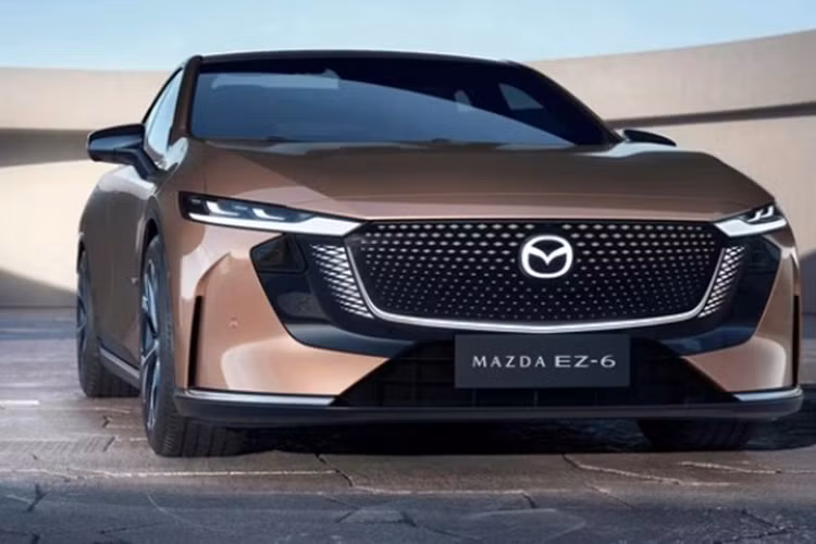 Theo đó, Mazda EZ-6 thuần điện sẽ có 2 phiên bản với 2 tùy chọn hệ truyền động. Ở phiên bản thuần điện, xe được trang bị mô-tơ điện đặt phía sau, cho công suất 215 mã lực hoặc 255 mã lực. Đi kèm với hệ thống truyền động điện là các tùy chọn pin 58,9 kWh hoặc 66,8 kWh.