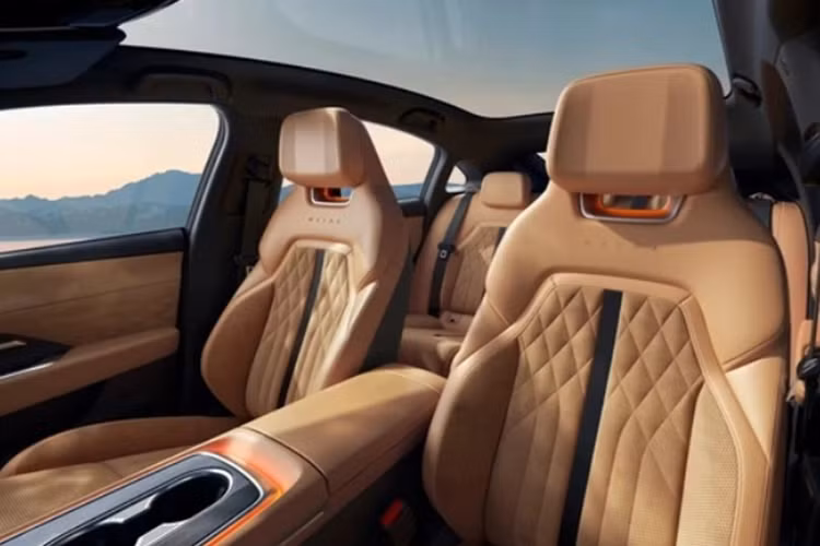 Trong khi đó, chính Mazda trước đây đăng tải thông tin rằng bản hybrid của EZ-6 là loại hybrid sạc điện (PHEV) dùng song song động cơ và mô-tơ. EZ-6 dùng chung nền tảng khung gầm với Deepal SL03, một mẫu sedan khác của thương hiệu con thuộc Changan, nhưng có kiểu dáng mang ngôn ngữ thiết kế KODO của Mazda.