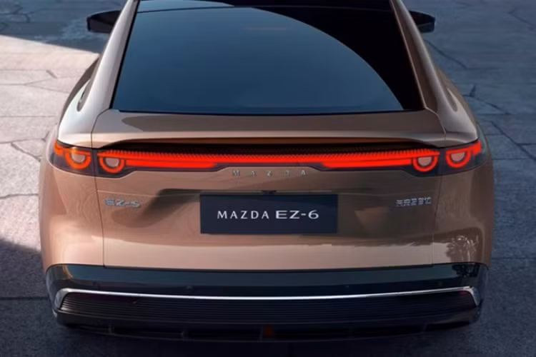 Bên cạnh đó, mẫu sedan này cũng có cả đèn viền nội thất. Dự kiến, Mazda EZ-6 hoàn toàn mới sẽ chính thức ra mắt toàn cầu vào cuối năm nay.