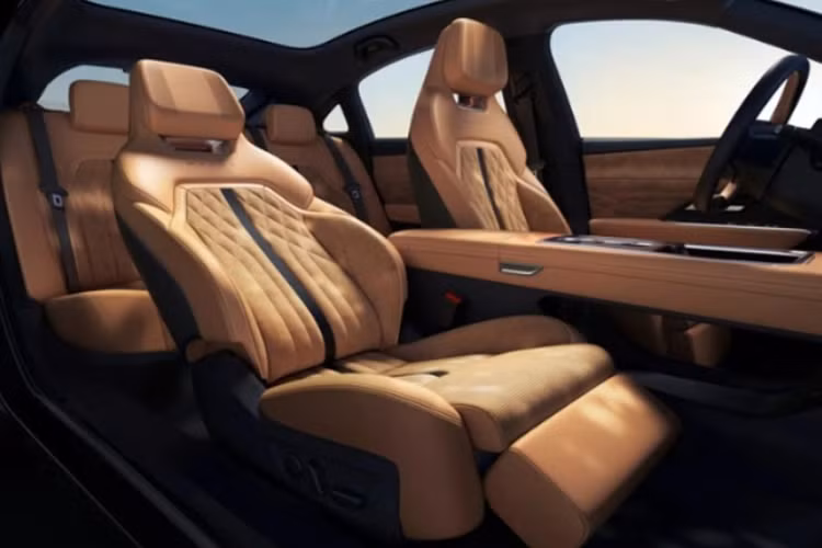 Mazda cho biết EZ-6 có kích thước 4.921 x 1.890 x 1.485 mm. Như vậy, mẫu sedan này có kích thước lớn hơn đáng kể so với thế hệ Mazda6 hiện tại (4.865 x 1.840 x 1.450 mm). Mazda EZ-6 có kiểu dáng tổng thể mang hơi hướng thể thao, với trần xe vuốt dốc kiểu fastback và cánh gió liền cốp mở chủ động