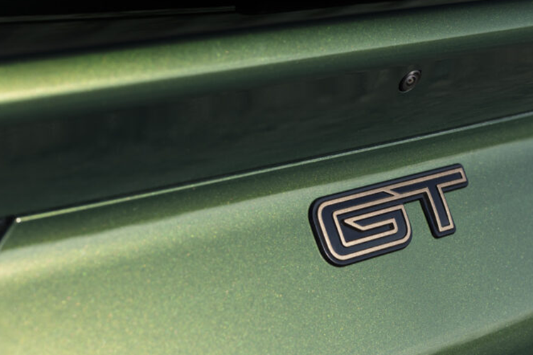 Đối với phiên bản trình làng vào năm 2024, mức giá xe Ford Mustang Mach-E bắt đầu với phiên bản cơ sở mang tên Select khởi điểm là 41.890 USD (tương đương 992 triệu đồng).