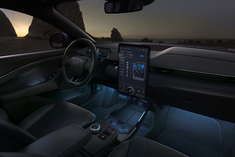 Đối với phiên bản Mustang Mach-E Select được trang bị hệ thống pin tiêu chuẩn và hệ dẫn động cầu sau, phạm vi hoạt động của xe cũng được tăng thêm 32 km và có thể đi được tới 402 km mỗi lần sạc vào.