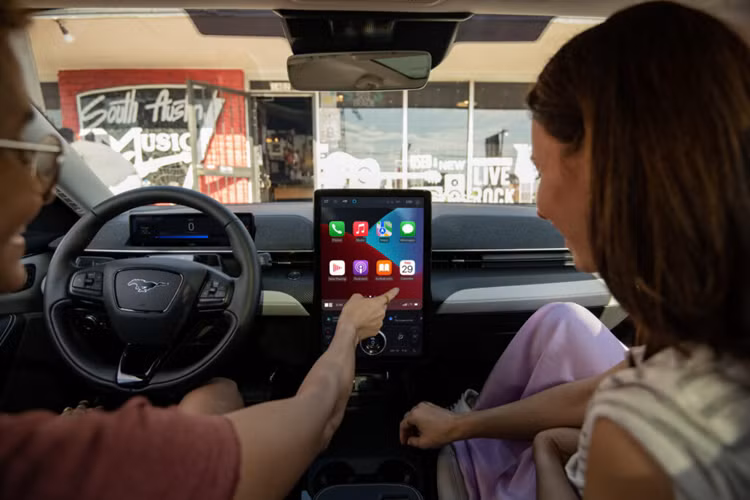 Trong khi đó, Phiên bản GT cũng tăng thêm 16 km và phạm vi hoạt động của xe có thể đạt mức 451 km. Phiên bản Mustang Mach-E Rally mới nhất có phạm vi hoạt động là 426 km.