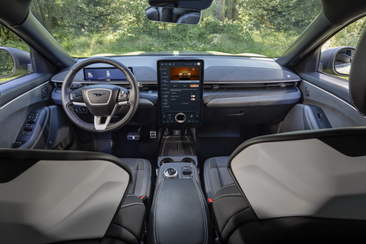 Ngoài ra, các phiên bản được trang bị pin tiêu chuẩn giờ đây chỉ cần thời gian sạc 32,2 phút để sạc từ 10% lên 80%, nhanh hơn trước đây khoảng 5,7 phút. Khi pin được sạc đầy, phiên bản Mustang Mach-E Premium với hệ dẫn động cầu sau và pin dung lượng lớn có thể đi được quãng đường lên tới 515 km, hơn 32 km so với thế hệ trước.