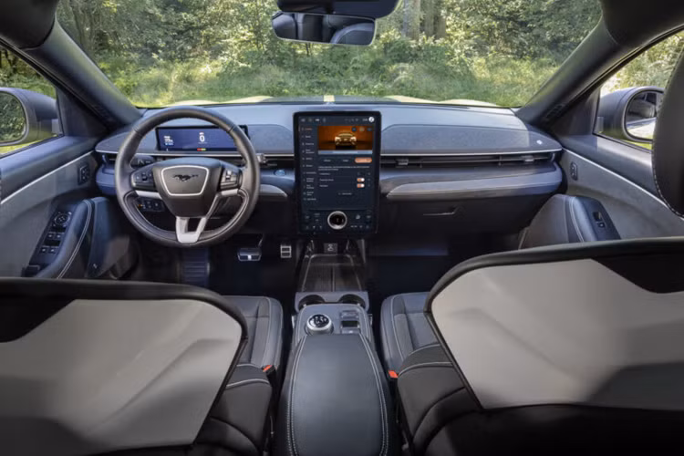 Ngoài ra, các phiên bản được trang bị pin tiêu chuẩn giờ đây chỉ cần thời gian sạc 32,2 phút để sạc từ 10% lên 80%, nhanh hơn trước đây khoảng 5,7 phút. Khi pin được sạc đầy, phiên bản Mustang Mach-E Premium với hệ dẫn động cầu sau và pin dung lượng lớn có thể đi được quãng đường lên tới 515 km, hơn 32 km so với thế hệ trước.