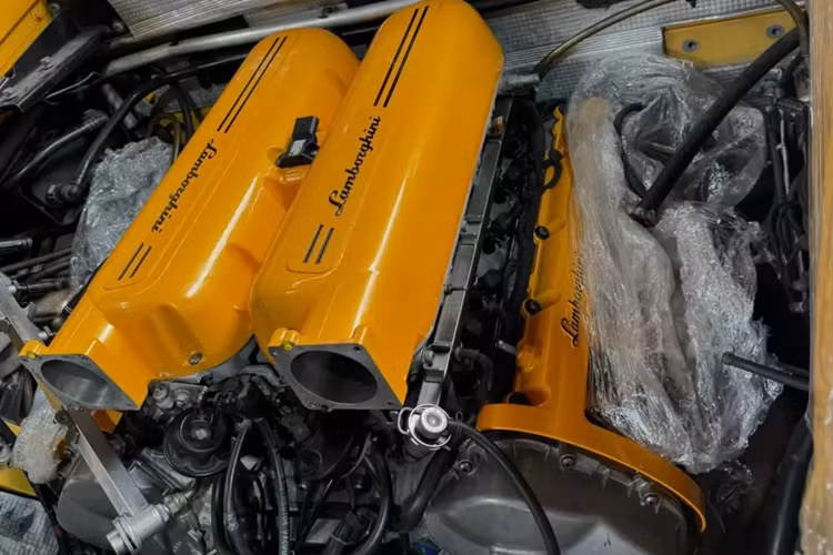 Lamborghini Gallardo cũng là chiếc siêu xe đầu tiên xuất hiện tại Việt Nam, và cũng dễ hiểu, chủ nhân khi đó đã nhận được sự quan tâm rất lớn.