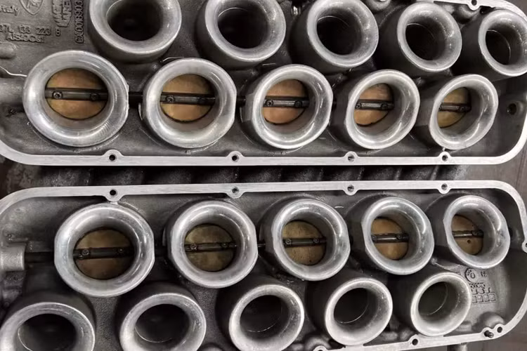 Và đến nay, những hình ảnh mới nhất về chiếc siêu xe Lamborghini Gallardo này sẽ khiến không ít người mê xe vui mừng, vì xe đã hoàn thành việc sửa chữa, và đang chuẩn bị công đoạn cuối cùng ở phòng sơn, trước khi được mang ra đường dạo phố.