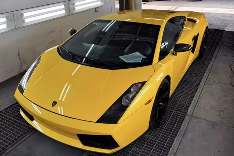 Siêu xe Lamborghini Gallardo được sản xuất từ năm 2004 và được trang bị động cơ V10, dung tích 5.0 lít, sản sinh công suất tối đa 493 mã lực và mô-men xoắn cực đại 510 Nm. "Siêu bò" này có khả năng tăng tốc từ vị trí xuất phát lên 100 km/h trong 4 giây trước khi đạt tốc độ tối đa 309 km/h.