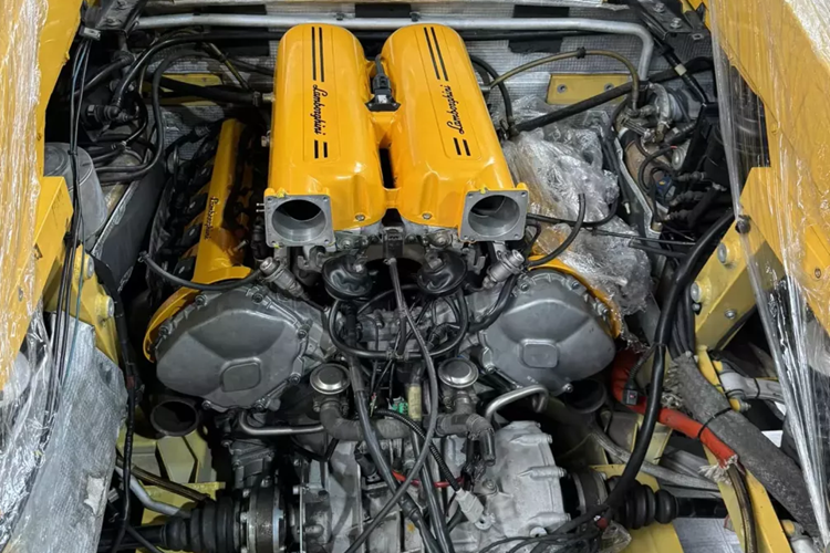 Chiếc siêu xe Lamborghini Gallardo này có màu vàng, và sau khi sửa chữa lại, những người thợ đã sơn phần máy của xe cũng sang màu vàng, để tông xuyệt tông ngoại thất.