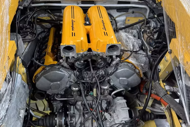 Chiếc siêu xe Lamborghini Gallardo này có màu vàng, và sau khi sửa chữa lại, những người thợ đã sơn phần máy của xe cũng sang màu vàng, để tông xuyệt tông ngoại thất.