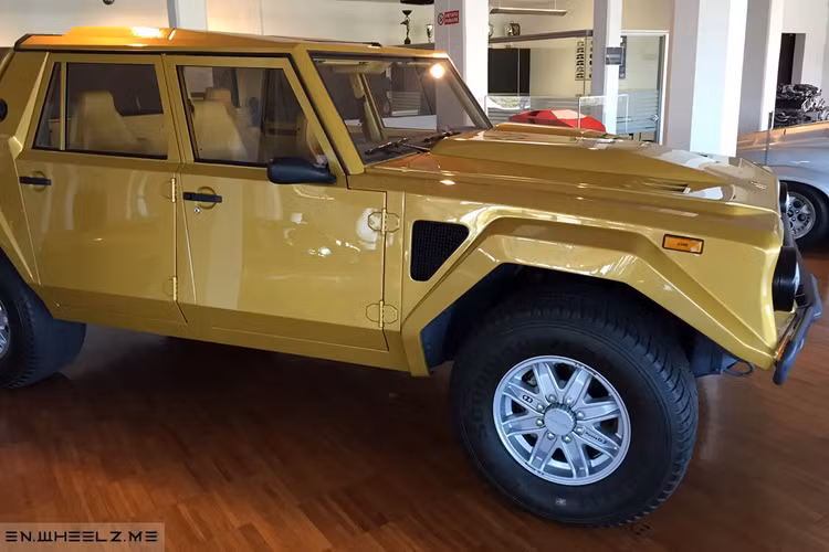 LM002 của Lamborghini sản xuất từ năm 1986 đến năm 1993. LM002 là một nhân tố bất ngờ của hãng xe Ý vào thời điểm đó, lý do là hãng chủ yếu được biết đến với những chiếc siêu xe hiệu suất cao, được chế tạo thủ công, còn LM002 là 1 chiếc SUV bán tải địa hình, khá thú vị đây không phải là mẫu xe SUV đầu tiên được Lamborghini sản xuất.