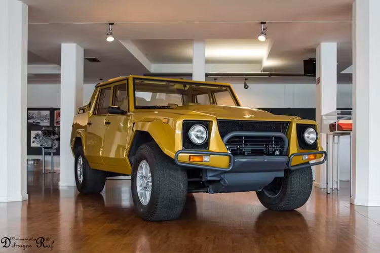 Trong số này, cư dân mạng đặc biệt quan đến 1 chiếc xe gầm cao đỗ phía tầng 1, còn tầng 2, cũng là 1 siêu xe gầm cao như rất quen thuộc đó là Lamborghini Urus.