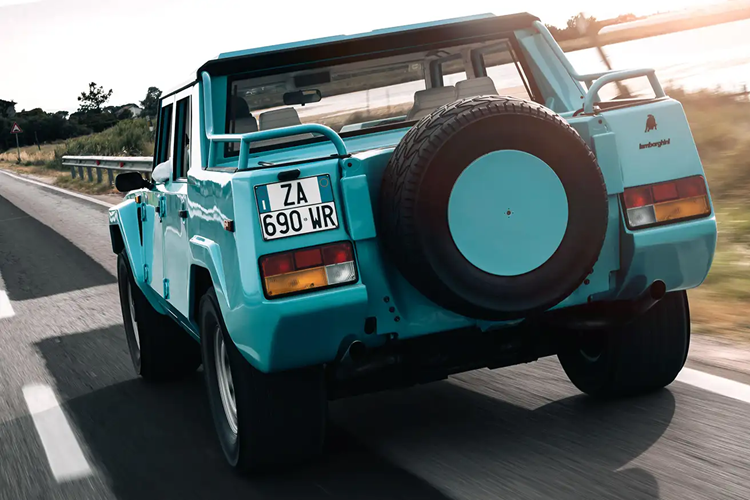 Với ý tưởng sử dụng động cơ Countach V12 gắn phía trước để cung cấp năng lượng cho LM001, mẫu xe tiếp theo theo đó, LM002, là mẫu xe đầu tiên trong số ba mẫu được Lamborghini sản xuất thực tế. LM002 là một phần của dòng xe Lamborghini Militaria .