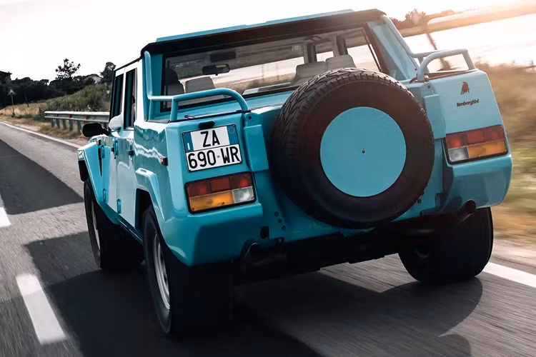 Với ý tưởng sử dụng động cơ Countach V12 gắn phía trước để cung cấp năng lượng cho LM001, mẫu xe tiếp theo theo đó, LM002, là mẫu xe đầu tiên trong số ba mẫu được Lamborghini sản xuất thực tế. LM002 là một phần của dòng xe Lamborghini Militaria .