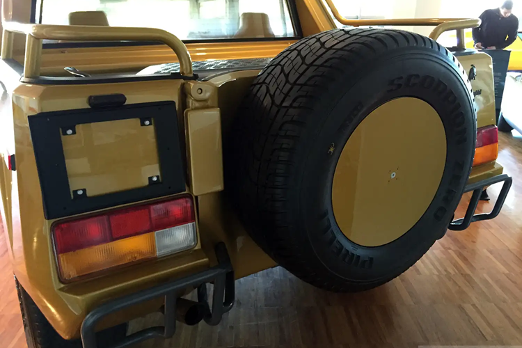 Gần cuối quá trình sản xuất LM002, chủ cửa hàng ô tô Salvatore Diomante có trụ sở tại Turin đã tạo ra một phiên bản Wagon cho Quốc vương Brunei bằng cách bao bọc khu vực phía sau và nâng cao phần mui.