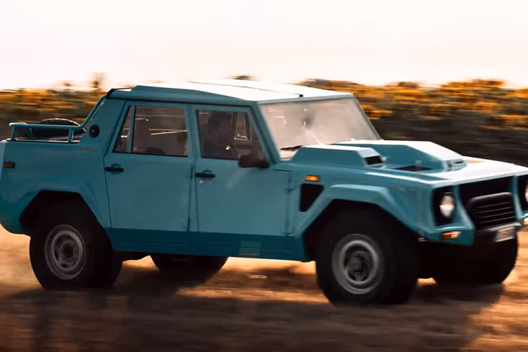 Lần đầu tiên được trưng bày tại Triển lãm ô tô Detroit năm 1992, những chiếc này có bánh xe hợp kim OZ, cản mạ crôm, nội thất đặc biệt cùng nhiều phụ kiện trang trí và huy hiệu khác nhau. Đối với những người cần nhiều sức mạnh hơn nữa, có thể đặt hàng loại Lamborghini L804 loại V12, dung tích 7,2 lít thường thấy trên các xuồng máy.