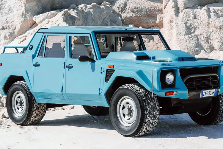 Tổng cộng có 301 chiếc siêu SUV Lamborghini LM002 đã được chế tạo. Sáu mươi chiếc cuối cùng là phiên bản đặc biệt có tên LM/American, chỉ được bán ở Hoa Kỳ.